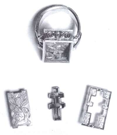 The reliquary ring in pieces